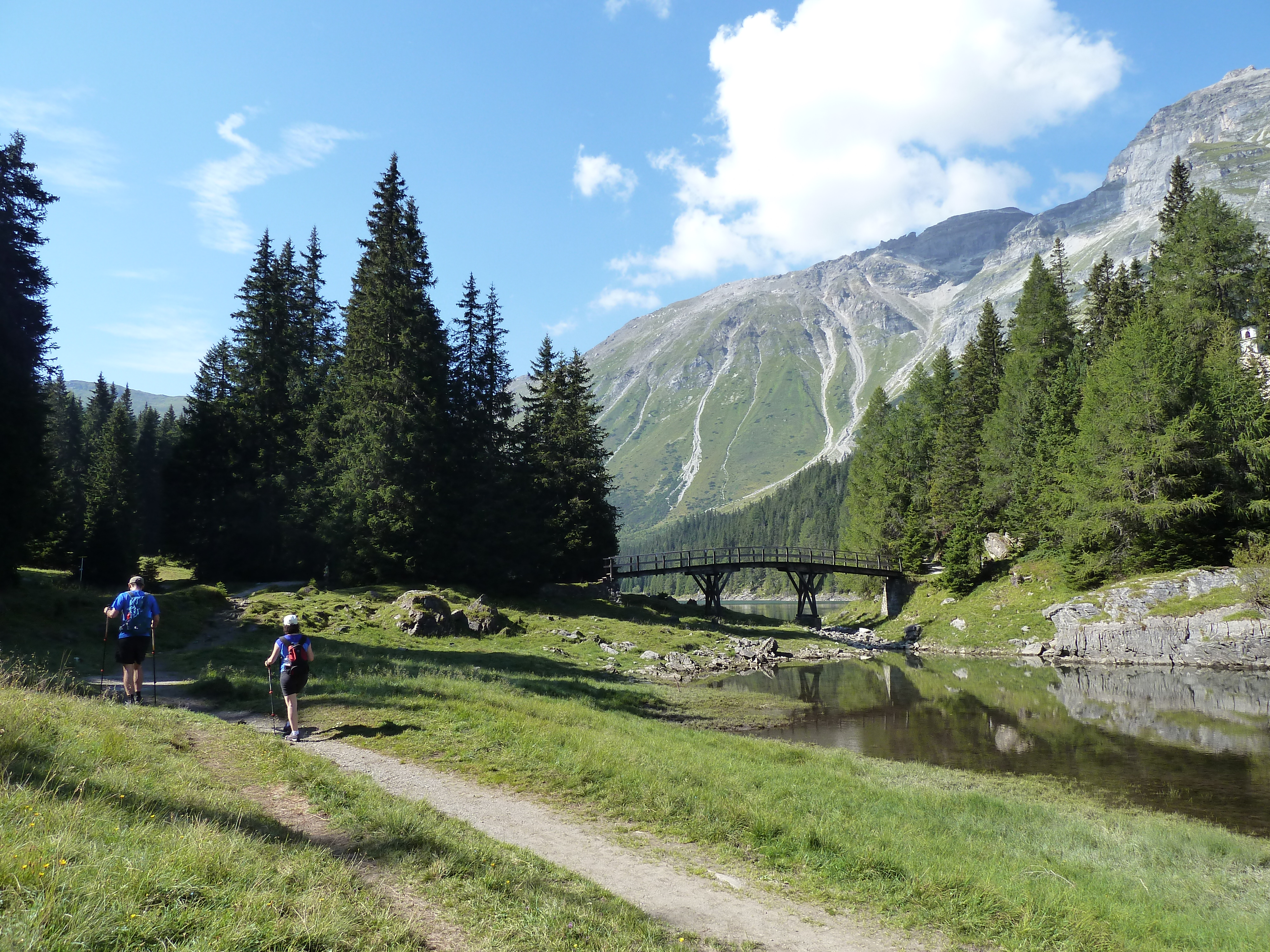 Idyllische Stimmung mit Brücke und Kapelle am Obernberger See
