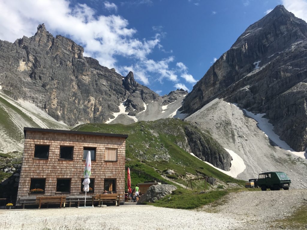 Die Österreichisch Tribulaunhütte am Fuße des Gschnitzer Tribulaun