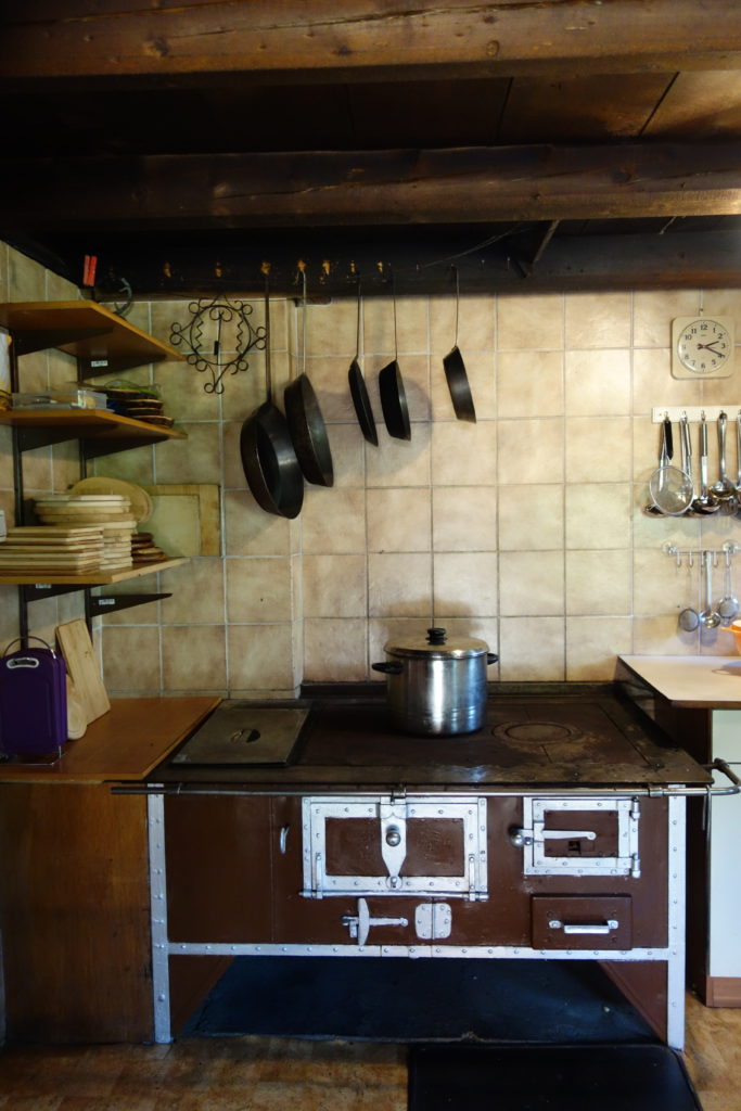 Küche mit Holzherd auf der Poltnalm in Navis
