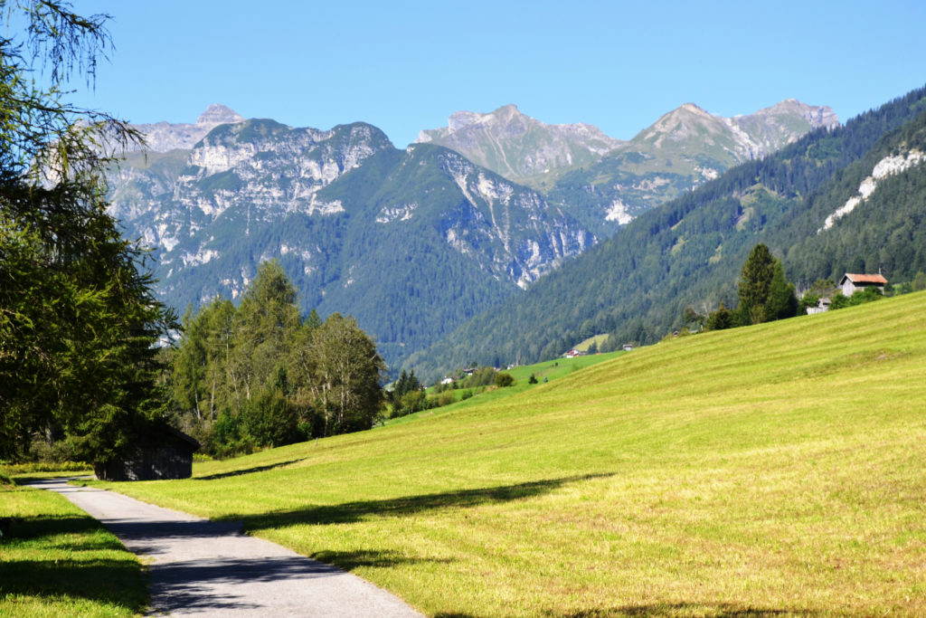 Der Weg von Steinach nach Trins ist ideal für einen Spaziergang mit Kinderwagen.