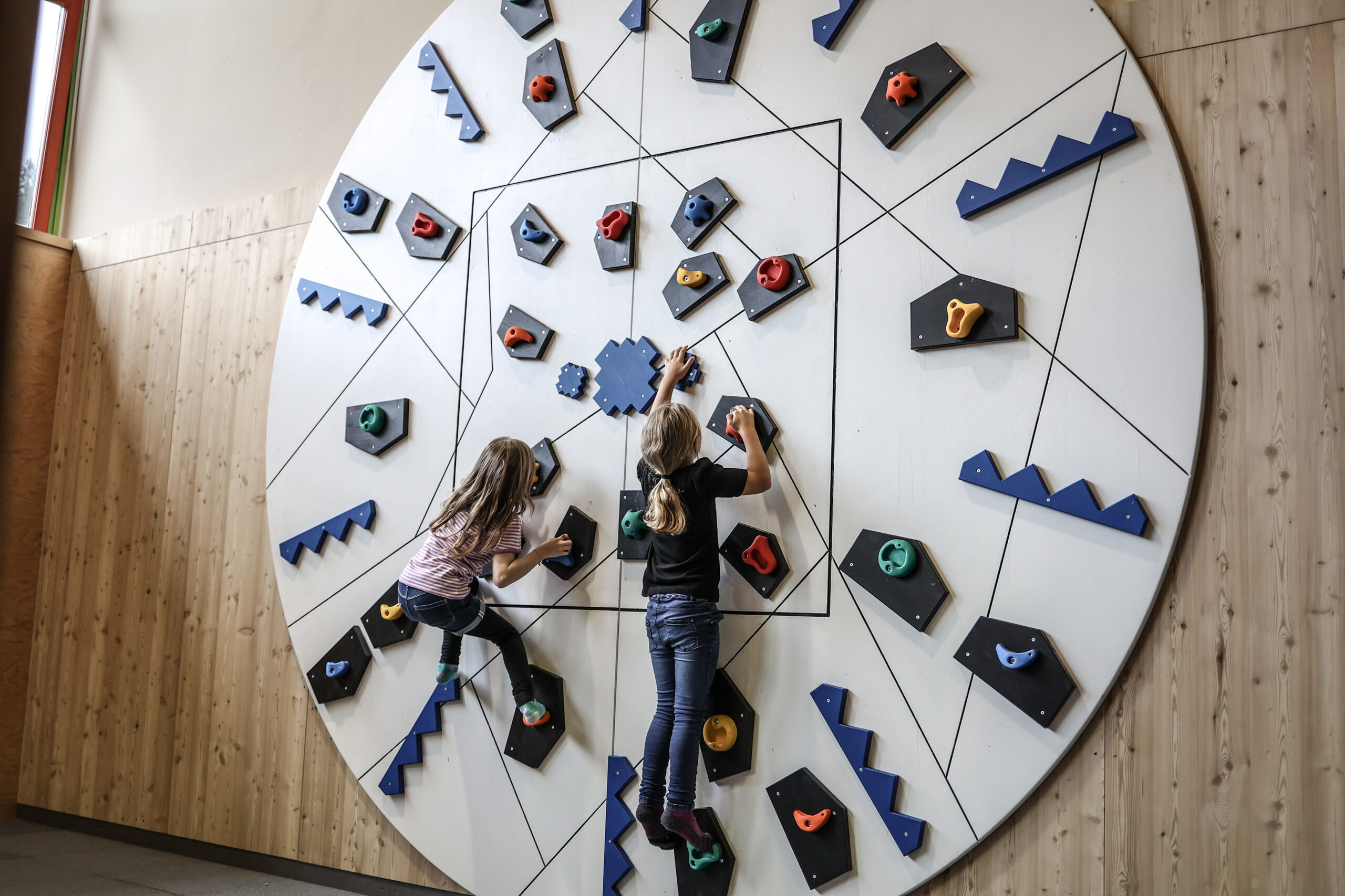 Climbing wall in the shape of a tunnel boring machine