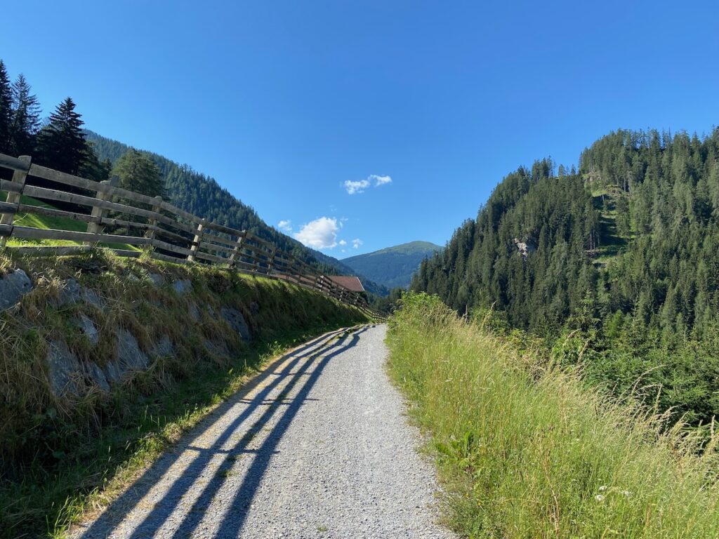 Der Wipptal Radwanderweg mit Blick auf den Sattelberg