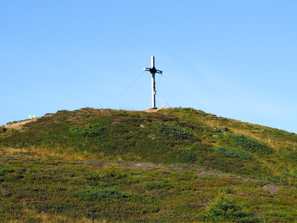 Fast geschafft - Das Gipfelkreuz am Padauner Kogel