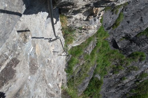 Blick in die Tiefe vom Klettersteig in der Stafflacher Wand in St. Jodok