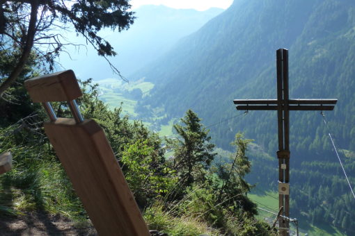 Liegestühle beim Gipfelkreuz des Peter Kofler Klettersteigs