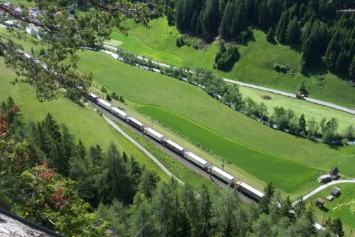 Vorbeifahrender Zug auf der Brennerbahnstrecke in St. Jodok unterhalb des Klettersteigs